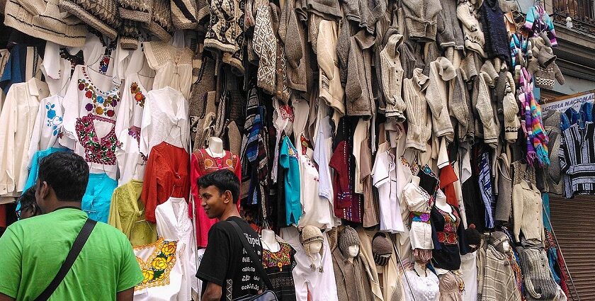 Street shopping in Jaipur offers traditional and modern items, handicrafts, textiles, jewellery.