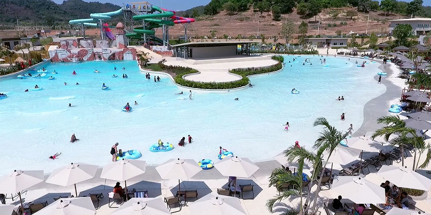 There are also various wave pools where you can have a spine-chilling experience.