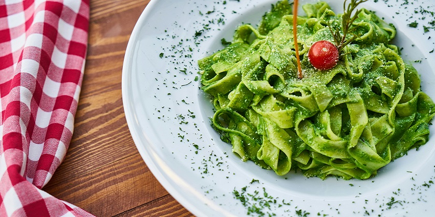 There are a plethora of eateries available near Jhandewalan Temple to taste local food.