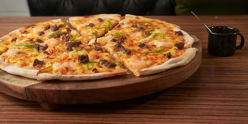 Image of a pizza on the Wooden Tray - 1000 Oaks, one of the best places to visit in Pune at night