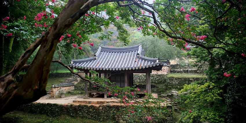 A picture of a quiet Healing Centre in Auroville, known for its therapy programs.