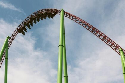 People enjoying a thrilling ride at the famous tourist attraction of Maharashtra.