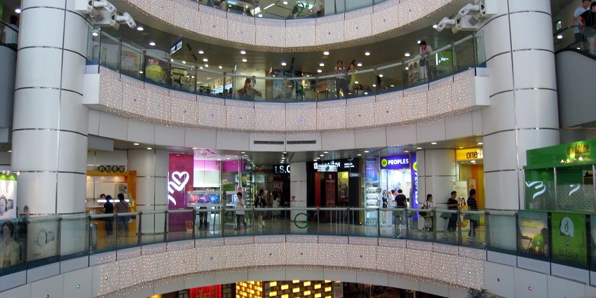 Multi-purpose complex with shops, restaurants, and recreational spaces