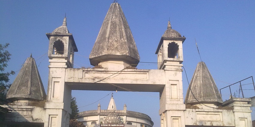 The main Shikharji Temple Gate showcases the staircase to the entrance of the temple
Viewers of this file can see comments and suggestions