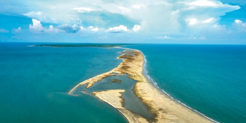 A picture of Adam's Bridge, one of the best historical places to visit in Dhanushkodi.