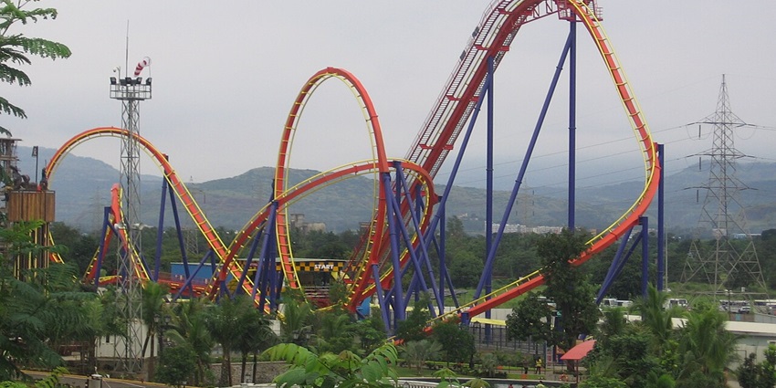 A picture of a grand adventure park near Alandi with numerous thrilling rides