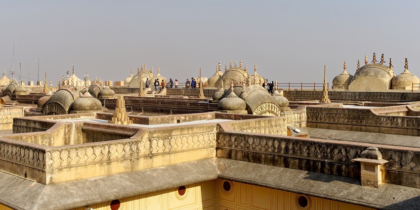 Scenic evening at Nahargarh Fort, featuring the grand Jaipur Palace in Rajasthan, India, surrounded by a vibrant sky.