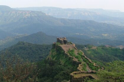 A picture of Mahabaleshwar’s Pratapgad Fort surrounded by lush green hills.