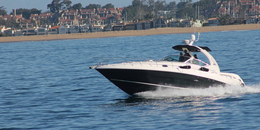 A picture of a speedboat racing through the tranquil Varca waters