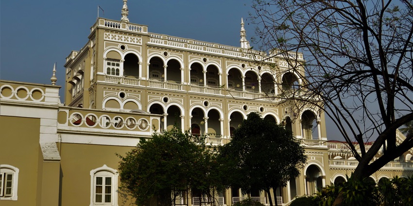 A grand historical palace with Italian arches and sprawling gardens, linked to India's freedom movement.
