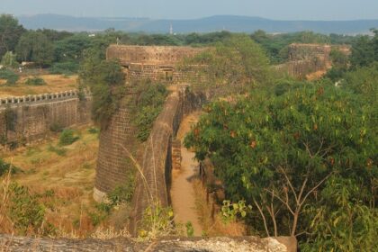 An image showing the historic Ahmednagar Fort, a majestic symbol of India's rich heritage.