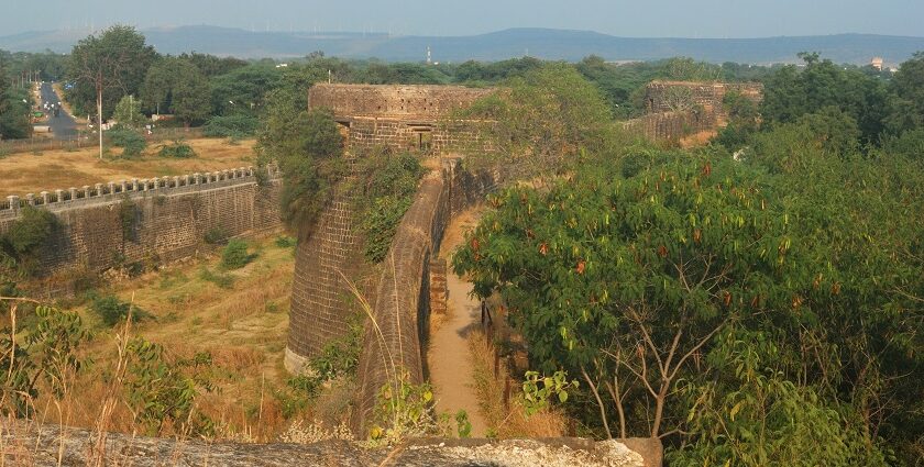 An image showing the historic Ahmednagar Fort, a majestic symbol of India's rich heritage.