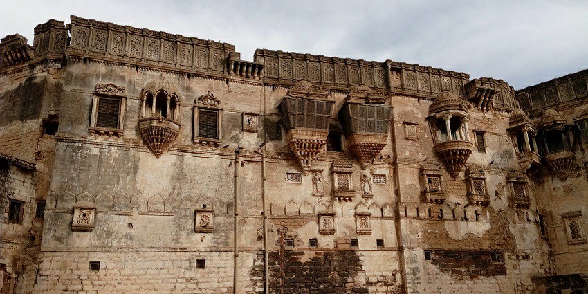 Aina Mahal is one of the best places to visit around smritivan earthquake museum.