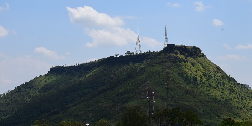 A picture of Ajinkyatara Fort, one of the historical places to visit Satara in Summer.