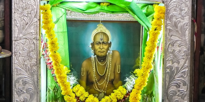 Shri Swami Samarth, a popular destination near Solapur Bhuikot Fort for travellers