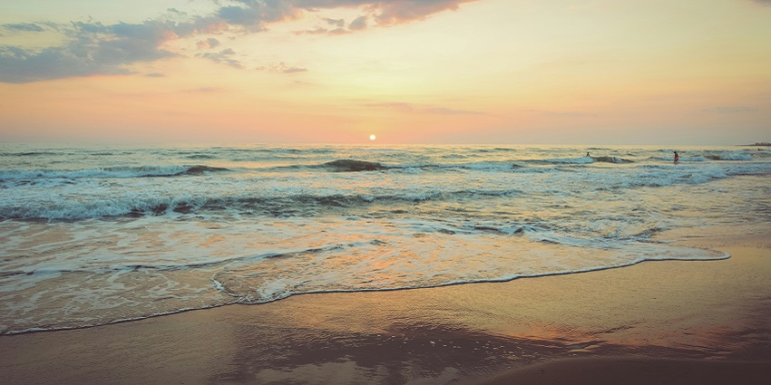 A glimpse of Aksa Beach - one of the best places to visit in Mumbai for couples.