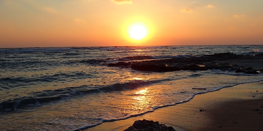 Aksa Beach is a serene escape with beautiful sunset views, making it a perfect place for a beach party in Mumbai.