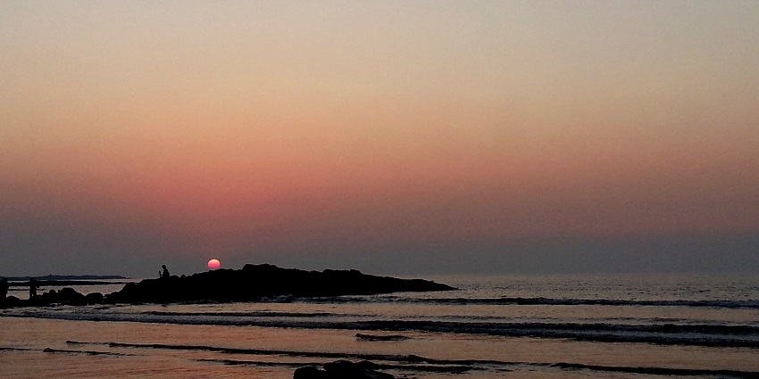 A stunning sunset over Aksa Beach casting vibrant hues, a popular destination near Madh Fort.