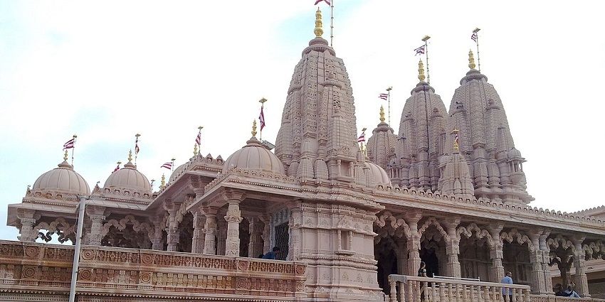 A view of the beautiful architecture of Akshardham Temple, an attraction in Gujarat.