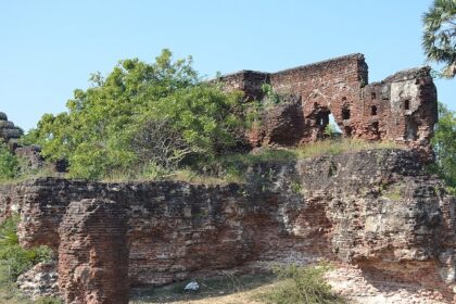 Alamparai Fort showcases historical architecture and stunning coastal views around it.