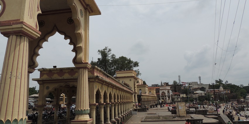 Alandi is a town in the Pune district, offering a religious and spiritiual experience.
