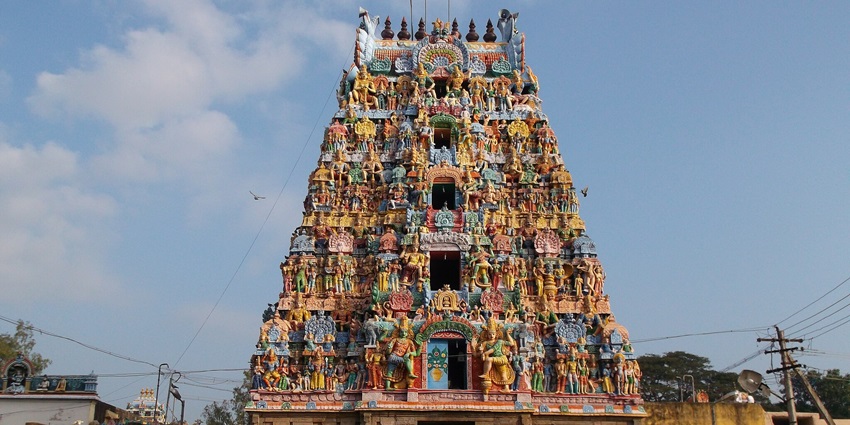 A picture of Alangudi Guru Temple showcasing the Dravidian architectural skills.