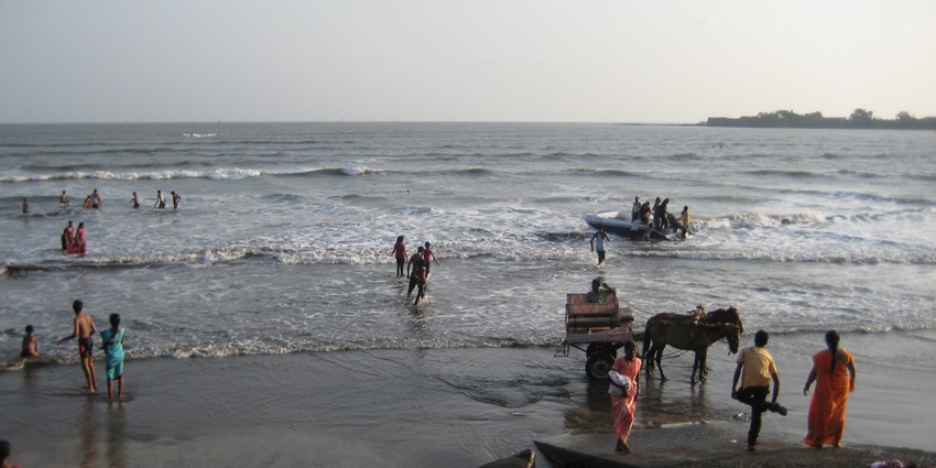 Alibag, the famous destination to visit in April in Maharashtra with beaches, Kolaba Fort, and adventure.