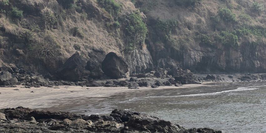 Alibaug Sea Beach with waves hitting the shore, one of the offbeat places near Mumbai.
