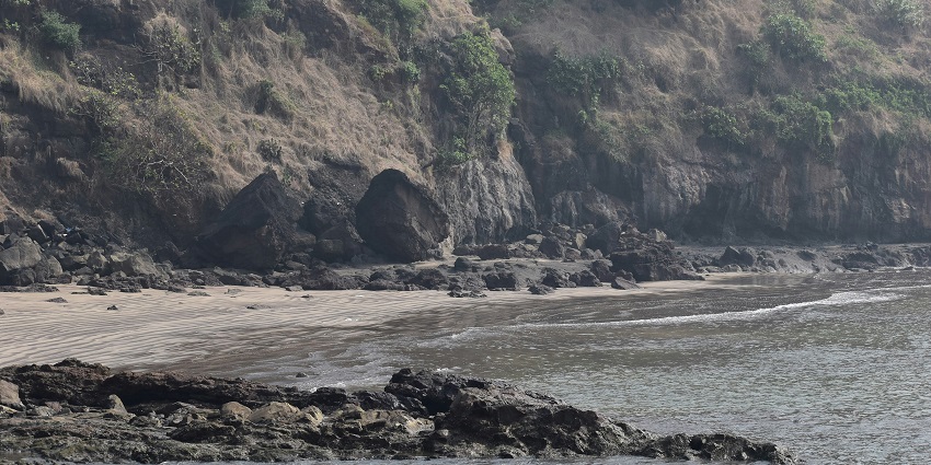 An image of Alibaug Beach, highlighting why this is one of the best places to visit near Navi Mumbai.
