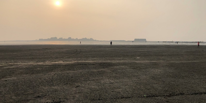 Alibaug, a top place to visit in Maharashtra has beaches, Kolaba Fort, and water sports.