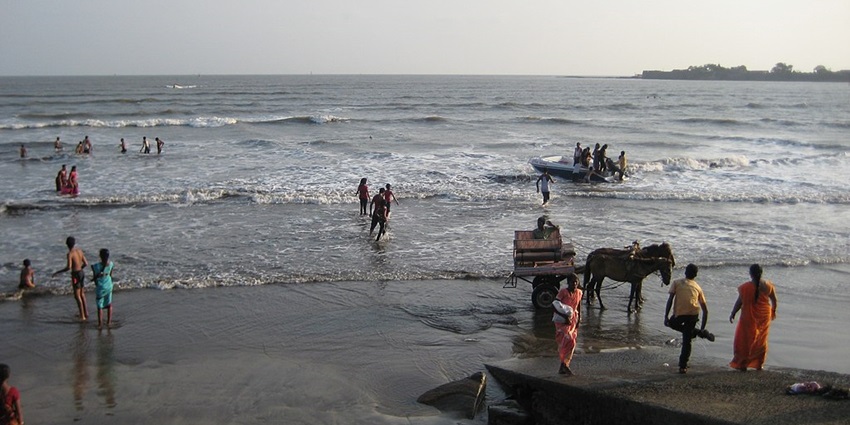 A house by the shore at Alibaug Beach surrounded by greenery - places near Panvel for weekend