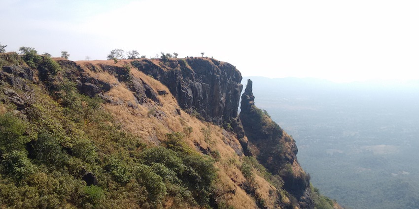 A view of a ruined fort near Alibaug, one of the top places to visit near Pune in April.