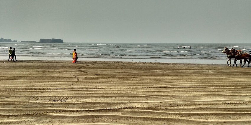 A mesmerising view of a beach in Alibaug featuring golden stretches of sand and more.