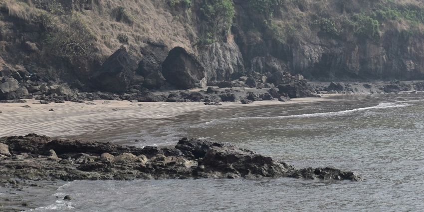 The Alibaug beach is a romantic moonlit beach featuring beach shops and calm sea.