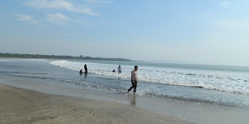 Alibaug Beach is the ideal place to unwind with its beautiful sands and tranquil waves