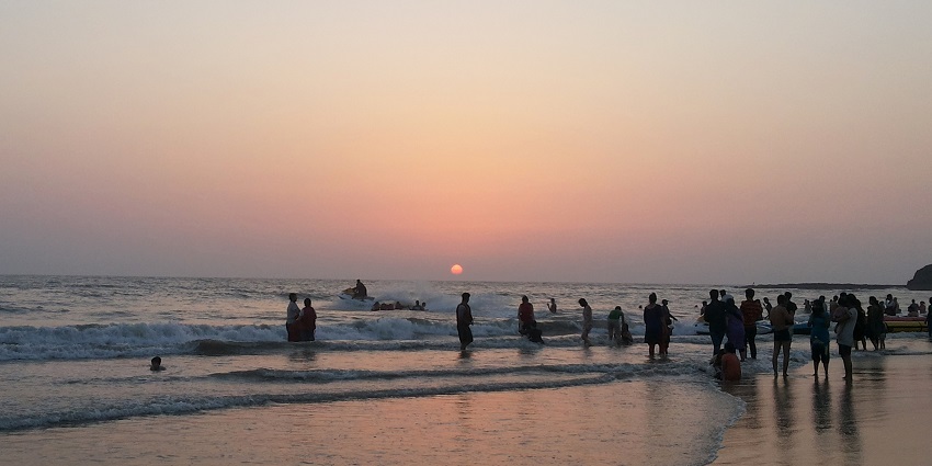 Alibaug Beach, is among the famous tourist places in Raigad with golden sands, vibrant atmosphere, and Kolaba Fort.