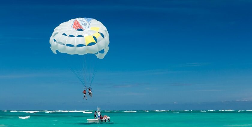 A picture of people parasailing at one of the famous Alibaug beaches in Maharashtra.