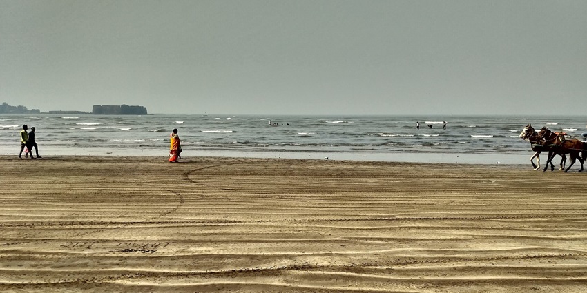 Alibaug Beach, enclosed by golden sand and blue water, is a popular tourist attraction.