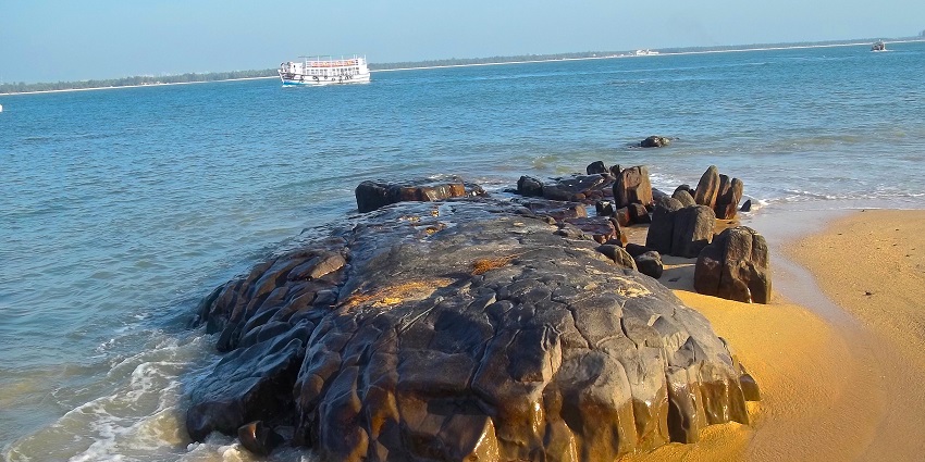 Alvekodi Beach features serene golden sands and calm waves, ideal for peaceful retreats.