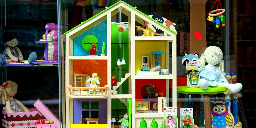A place for street shopping in Bandra having a good collection for souvenirs and dollhouses.