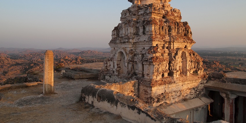 This temple is located at the backdrop of nature sites.