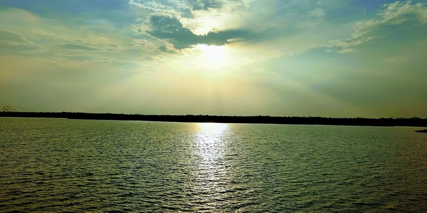Ambazari Lake is one of the famous places to visit in Nagpur at night for couples for boating