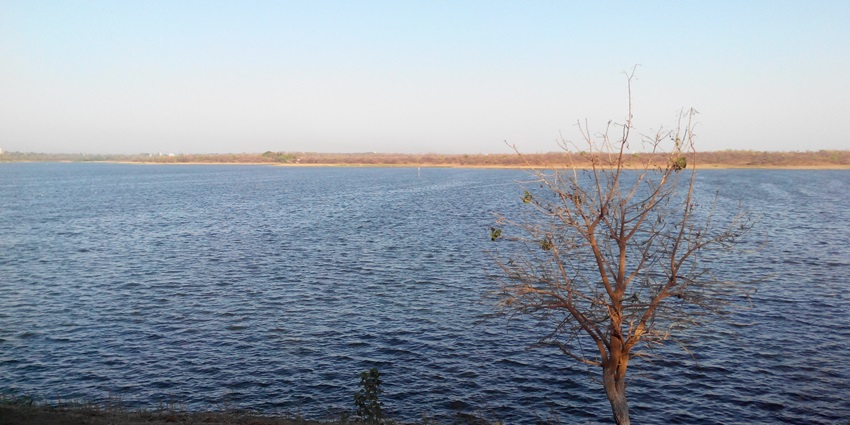 A picture of a scenic lake near Nagpur with stunning views of the blue waters and clear sky