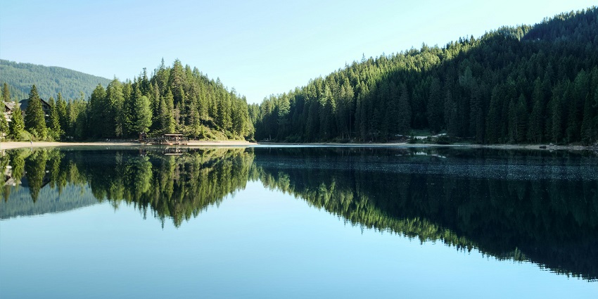 A view of Ambazari Lake with calm water, one of the scenic places to visit near Nagpur.