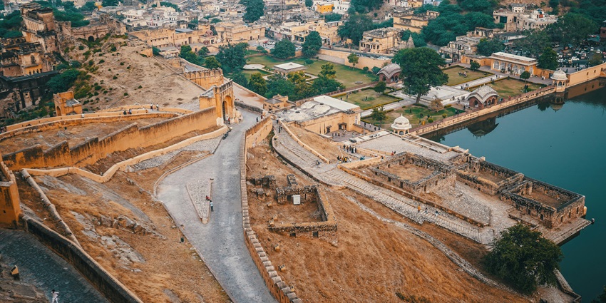 Amber Fort features Rajput architecture, intricate carvings, and stunning views.