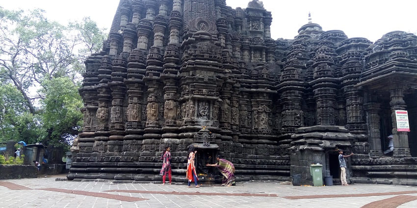 A breathtaking view of the Ambreshwar Shiva Temple for every traveller to visit.