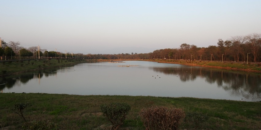 A tranquil lake surrounded by lush greenery, perfect for relaxation and photography, one of the best places to visit in Kolar.