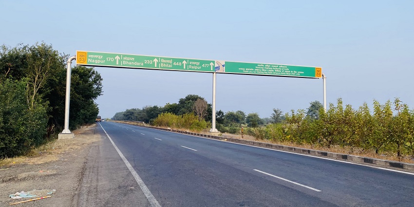 An image of the dark portion of Amravati Highway with a backdrop of tall trees.