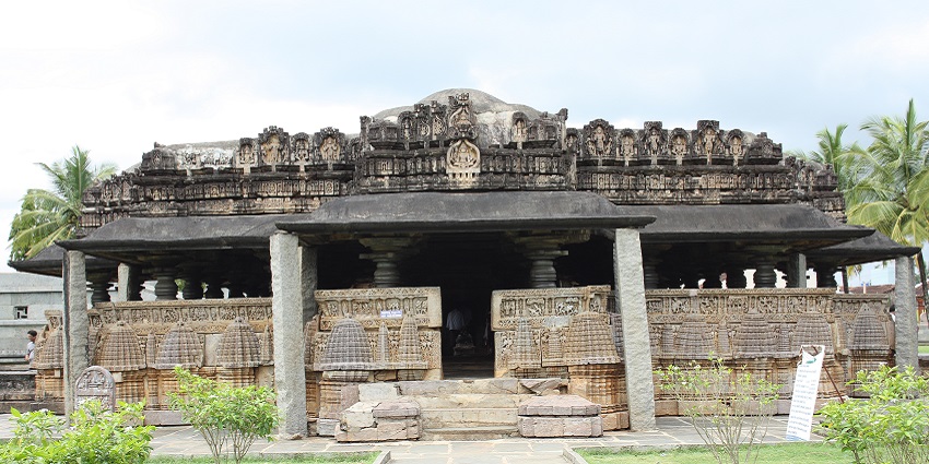Image of entrance of Amrutesvara Temple, a place to visit near Bhadravati