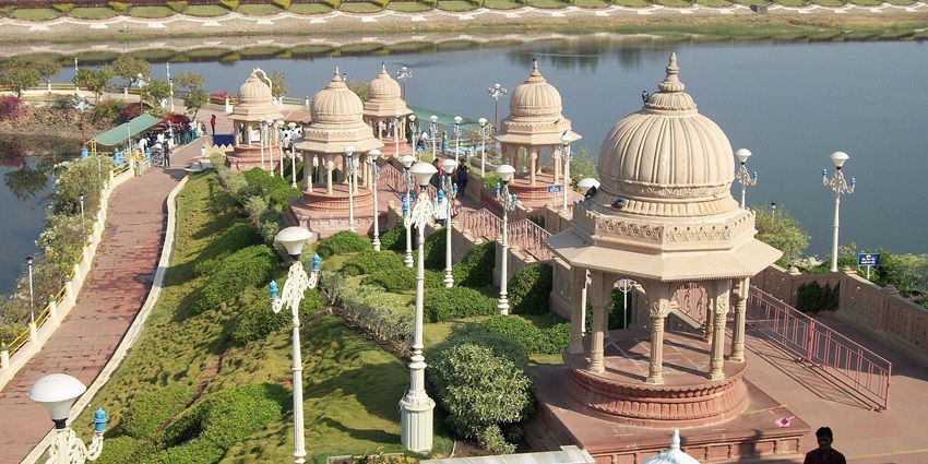 An image of Anand Sagar showing well-built temples, lakes and gardens near Akola.